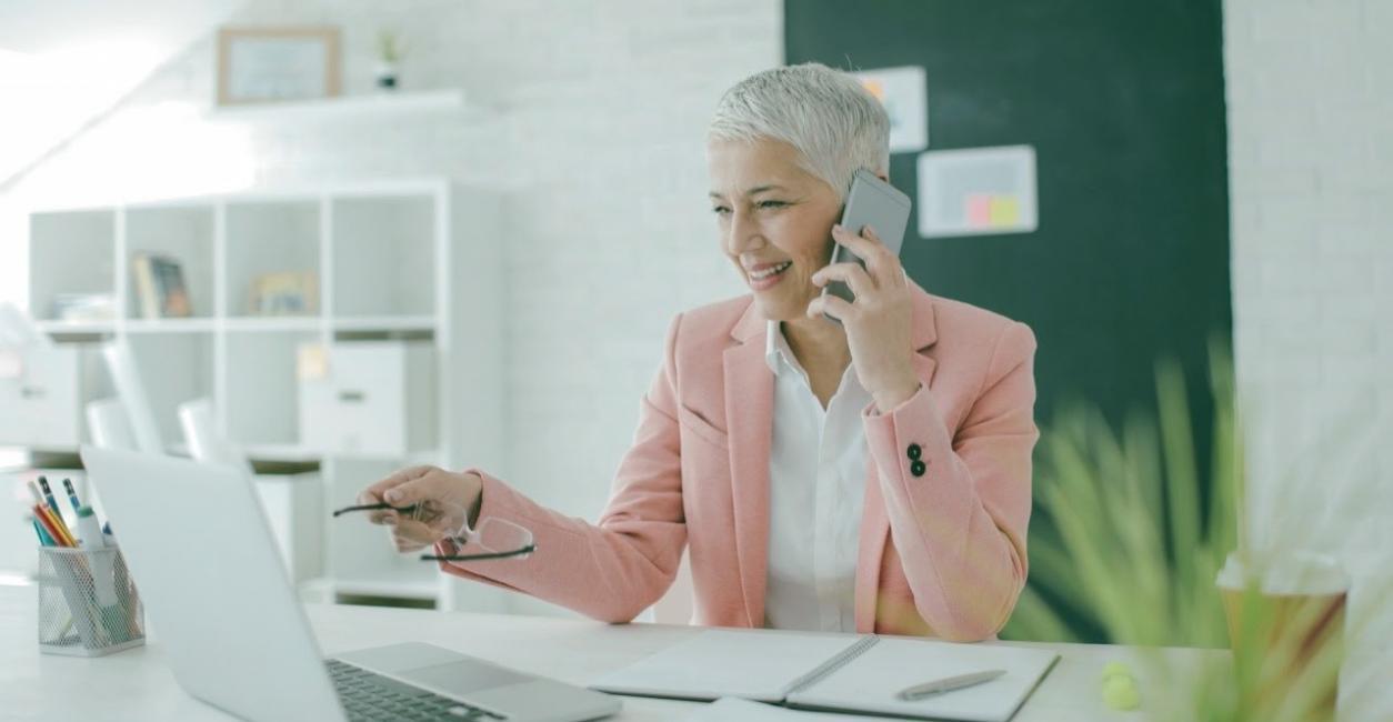 Espace de travail collaboratif avec documents financiers et ordinateurs pour analyse stratégique