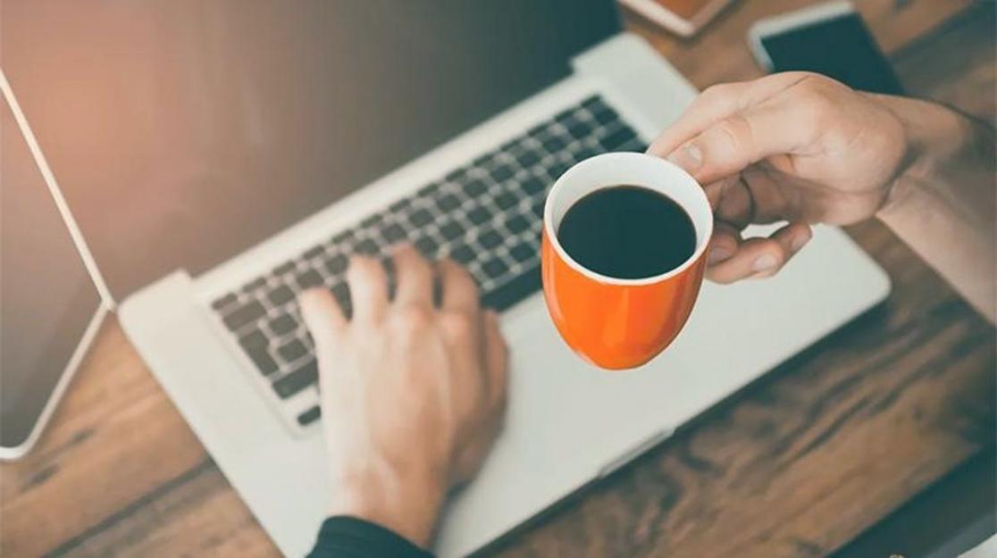 Réunion d'équipe analysant des graphiques de performance financière à long terme