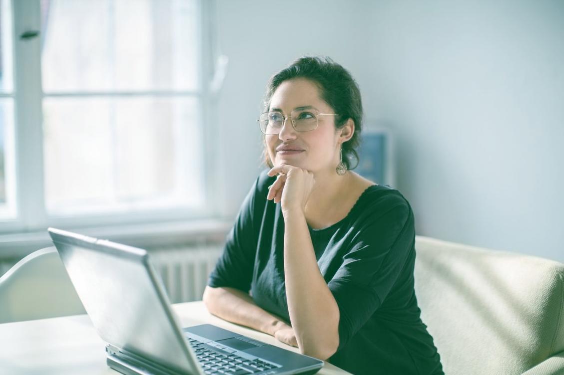 Analyse financière approfondie avec documents et graphiques sur un bureau